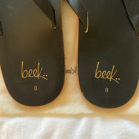 Beek Seabird black thongs in size 8 - Picture 3 of 4